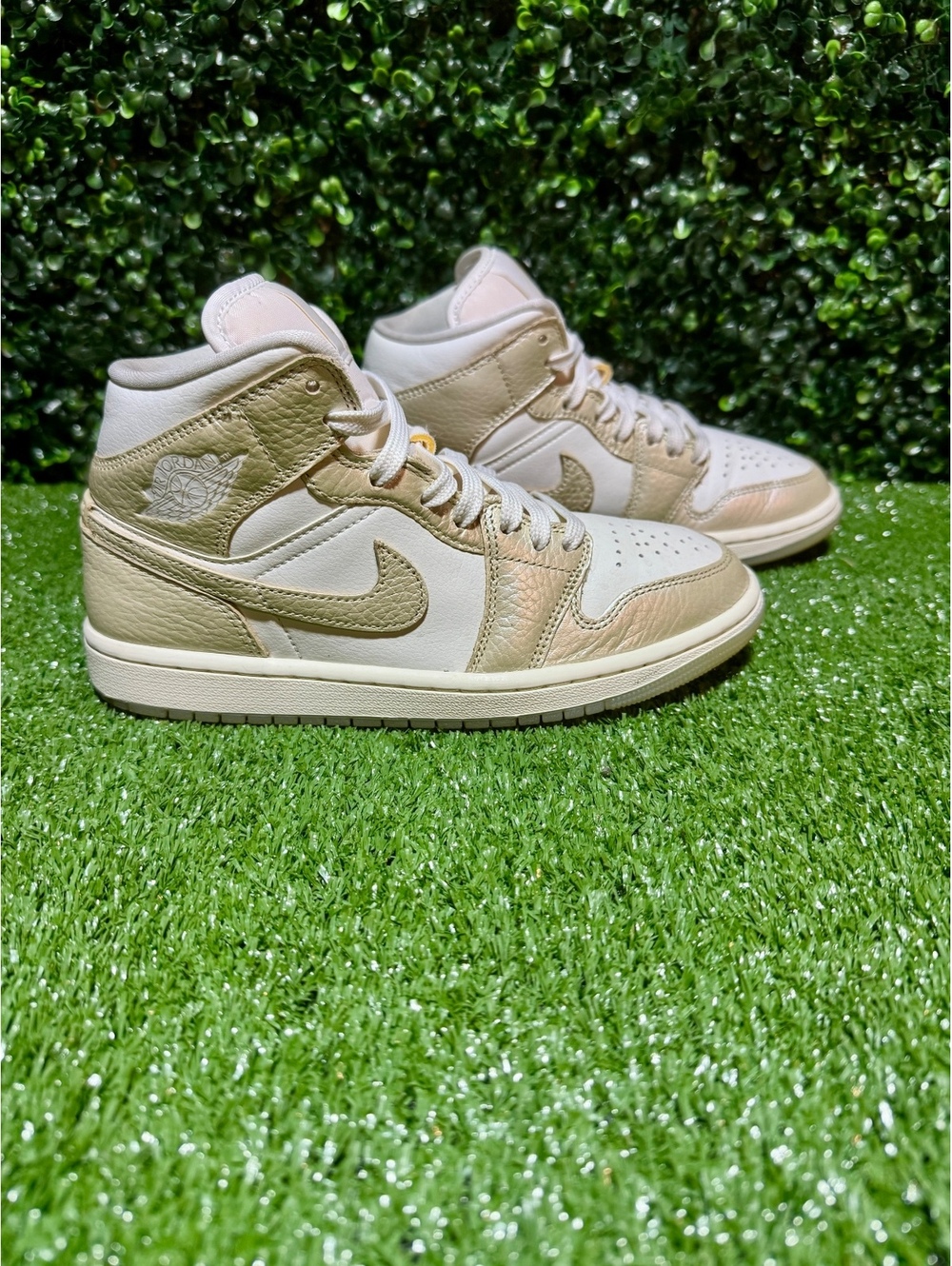 Air Jordan 1 Mid SE Metallic Gold Women’s Size 7